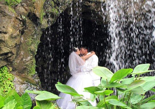 photographer-tacluda-weddings behind-teh waterfall-620x380